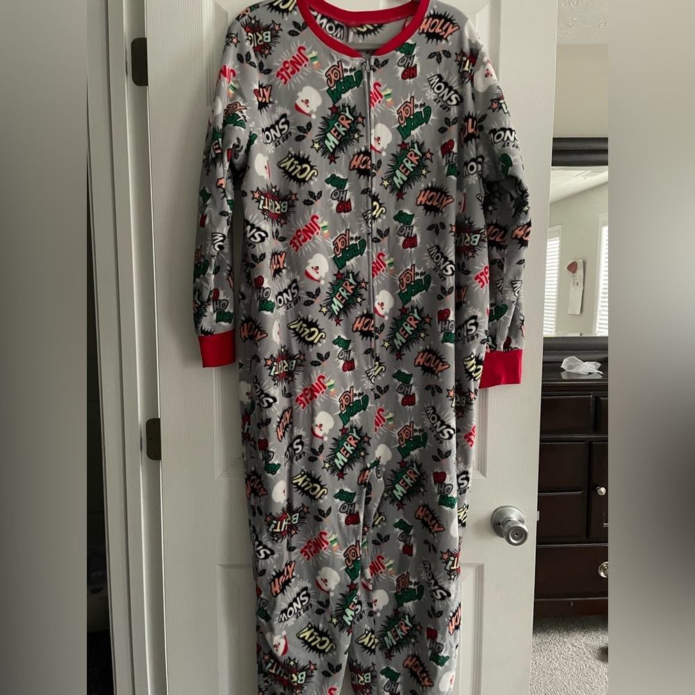 Holiday onesie size 1X will fit 2x also (oversized as I was a 2x and could fit )